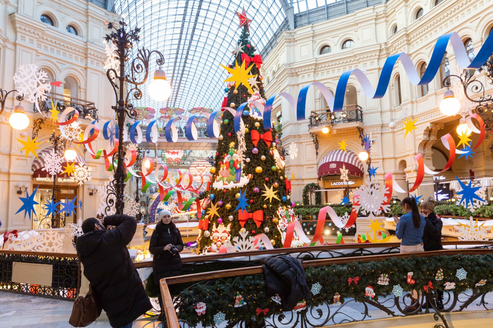 這是12月2日在俄羅斯首都莫斯科的古姆百貨商場內拍攝的新年裝飾。（新華社）