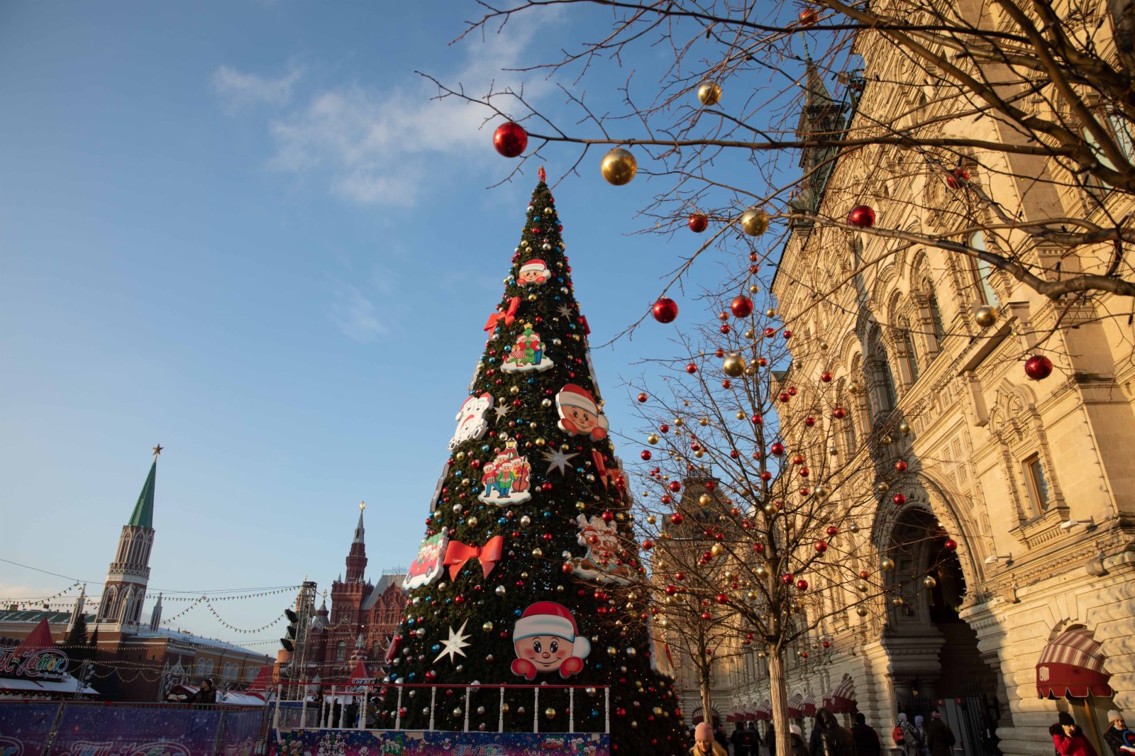 這是12月2日在俄羅斯首都莫斯科的古姆百貨商場前拍攝的新年樅樹。（新華社）