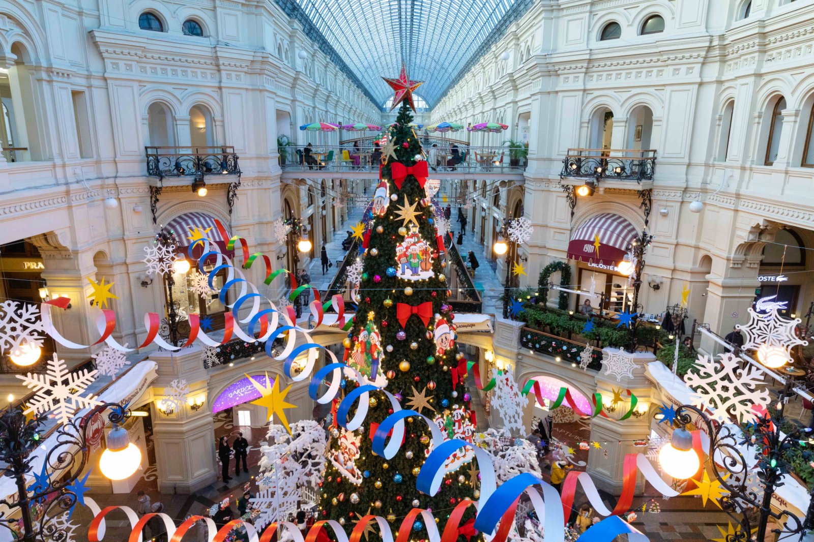 這是12月2日在俄羅斯首都莫斯科的古姆百貨商場內拍攝的新年樅樹。（新華社）