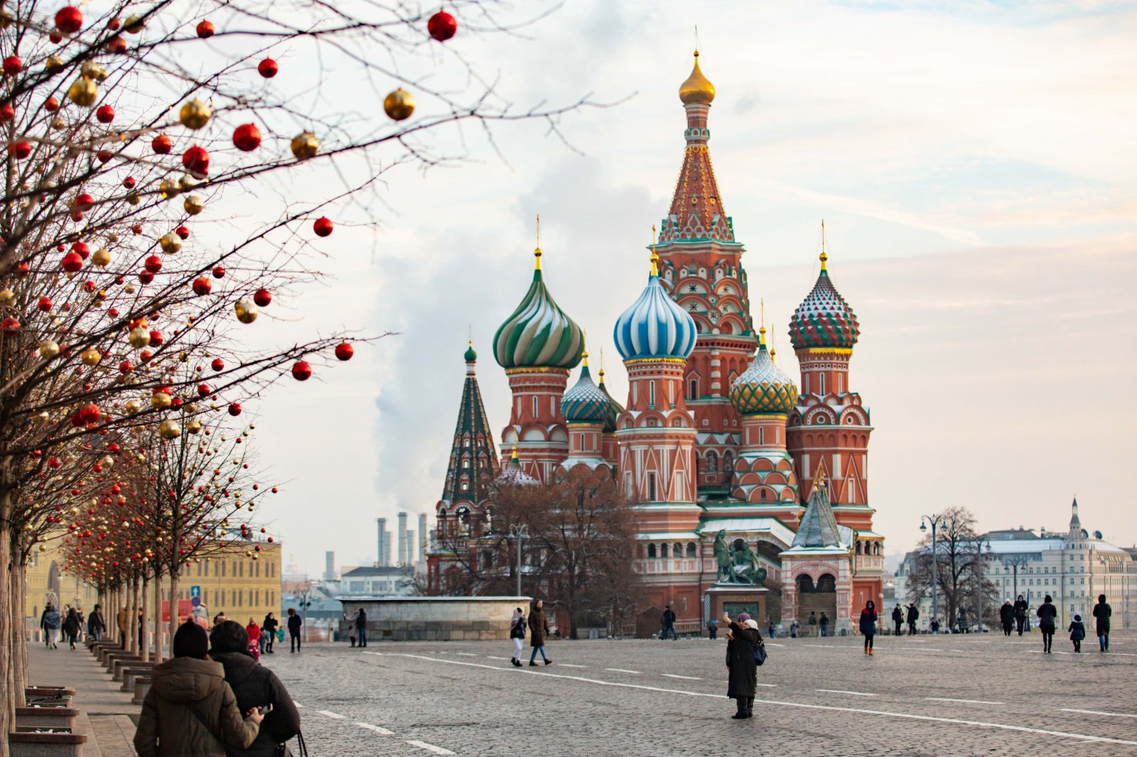 這是12月2日在俄羅斯首都莫斯科拍攝的聖瓦西里教堂與新年裝飾。（新華社）
