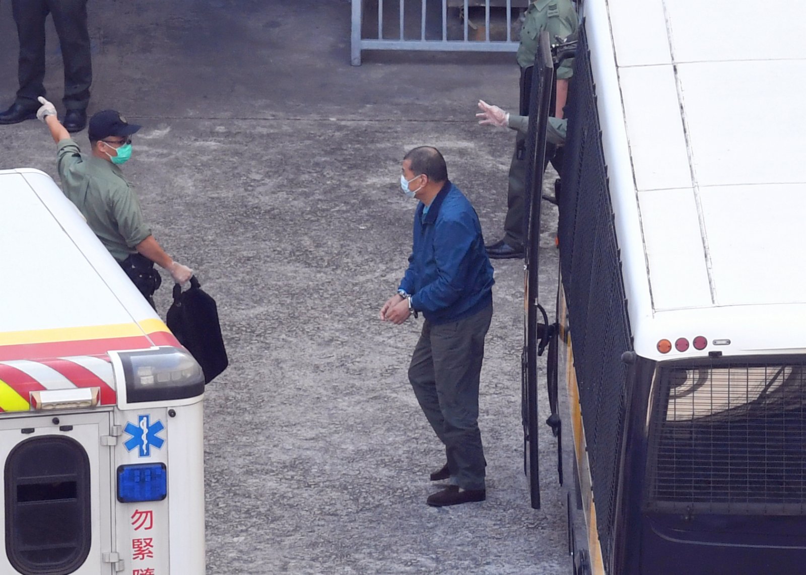 黎智英雙手戴手銬被囚車押抵荔枝角收押所。（大公文匯全媒體記者攝）
