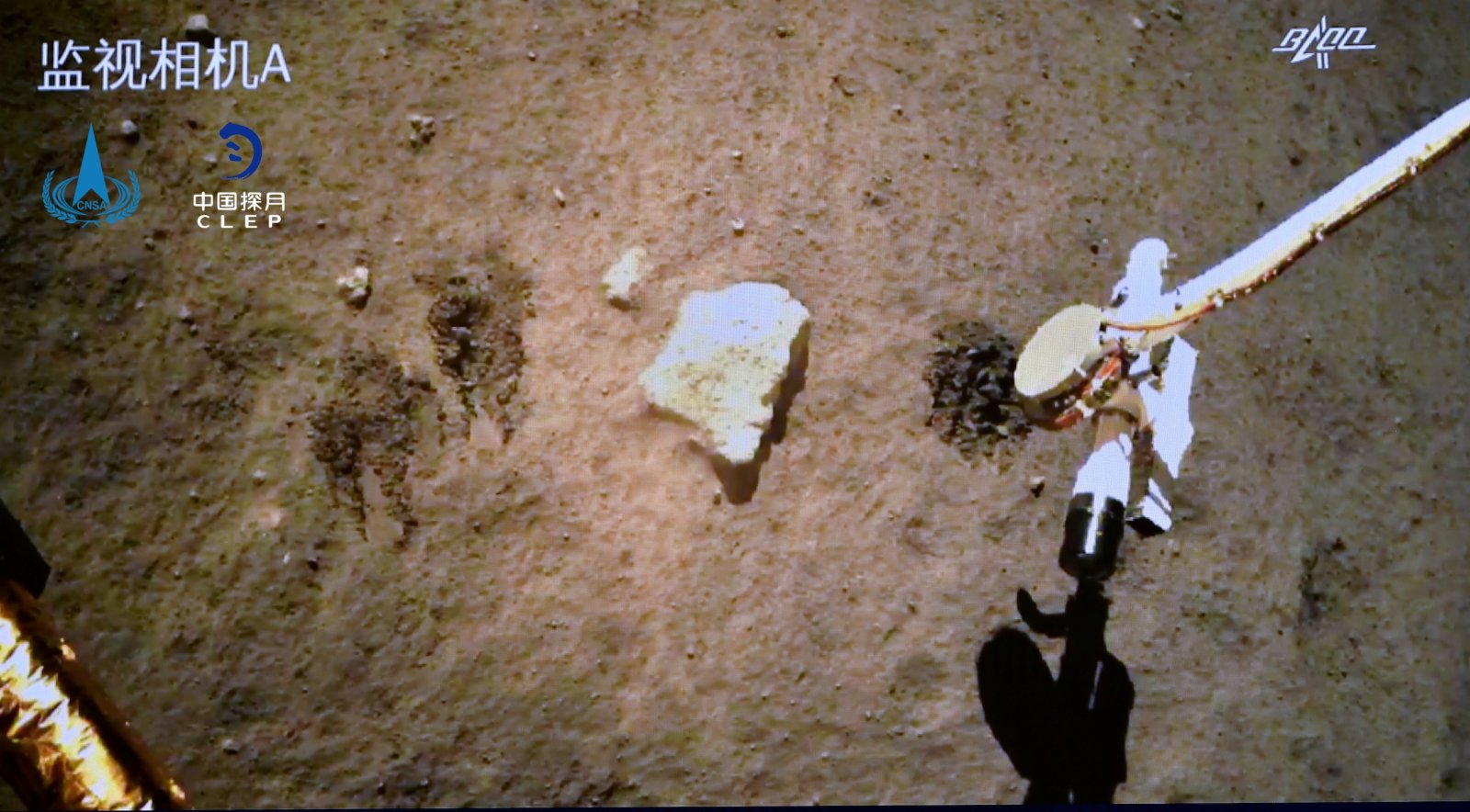 圖為嫦娥五號探測器在月球表面自動採樣。(國家航天局供圖)