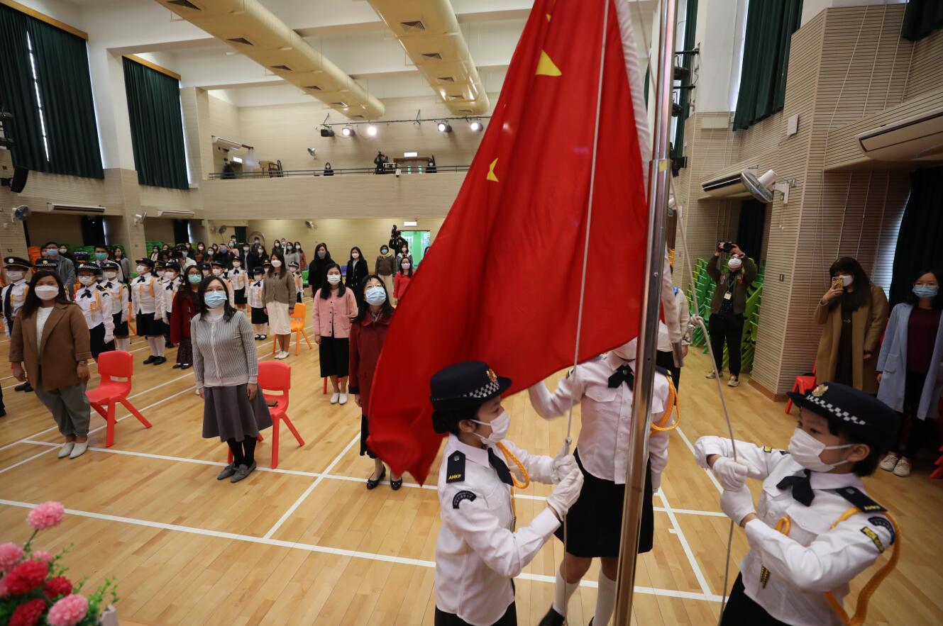 今日（4日）是國家憲法日。香港教育工作者聯會黃楚標學校早上舉行升旗儀式。（香港文匯報記者萬霜靈攝）