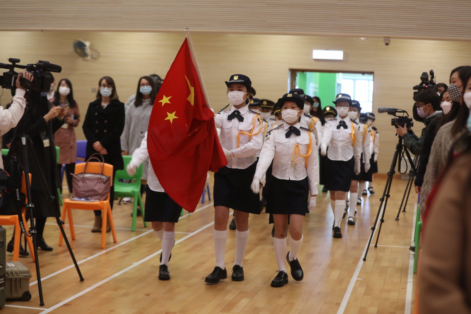 今日（4日）是國家憲法日。香港教育工作者聯會黃楚標學校早上舉行升旗儀式。（香港文匯報記者萬霜靈攝）