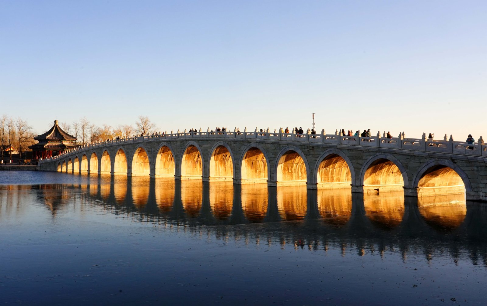 這是12月4日拍攝的頤和園十七孔橋「金光穿洞」。（新華社圖片）