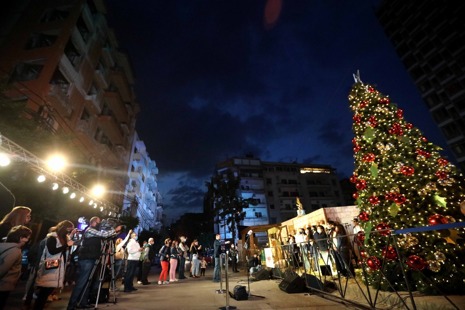 12月4日，人們在黎巴嫩貝魯特受港口爆炸影響的地區參加迎接聖誕活動。（新華社）