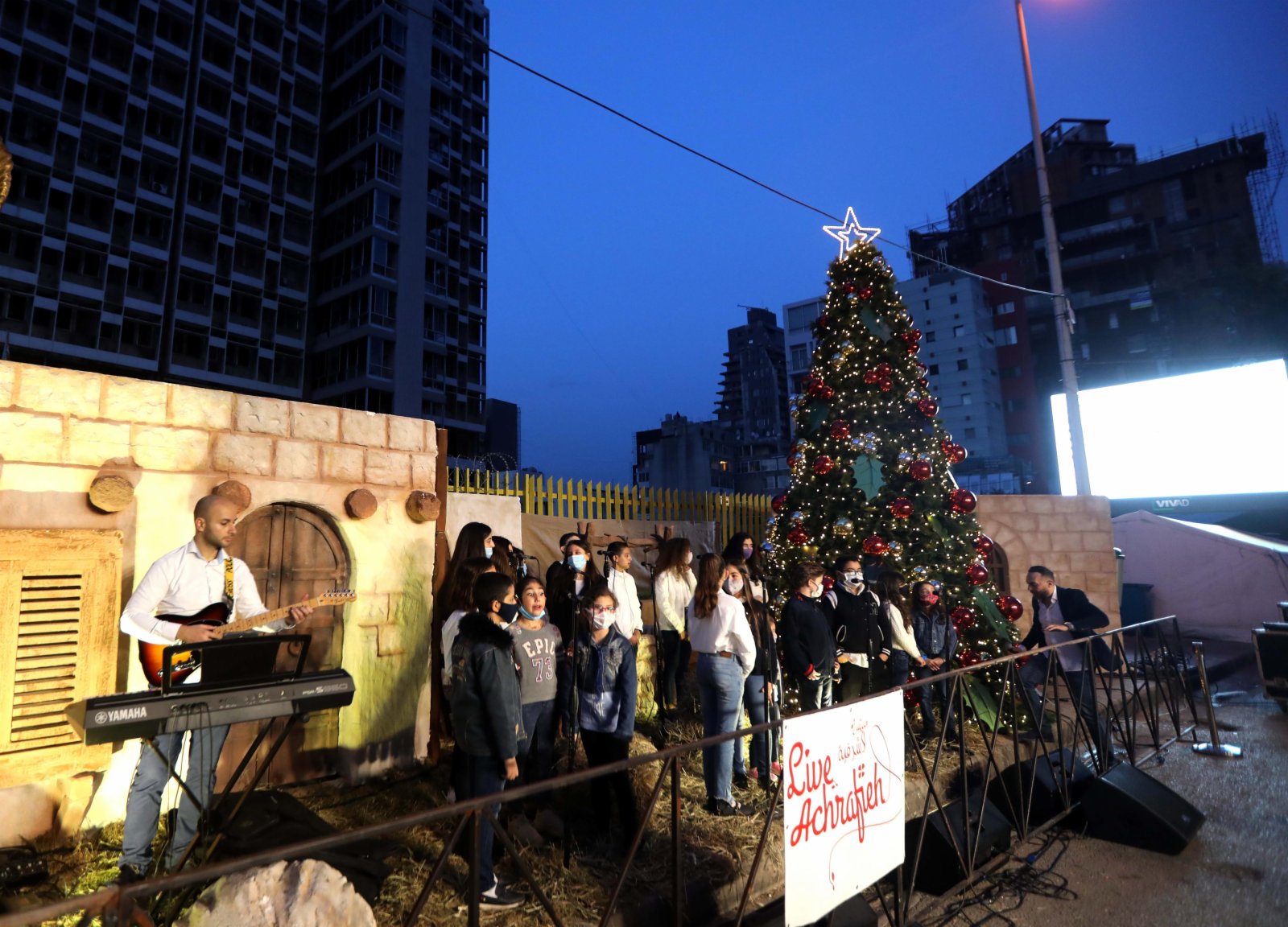 12月4日，人們在黎巴嫩貝魯特受港口爆炸影響的地區參加迎接聖誕活動。（新華社）