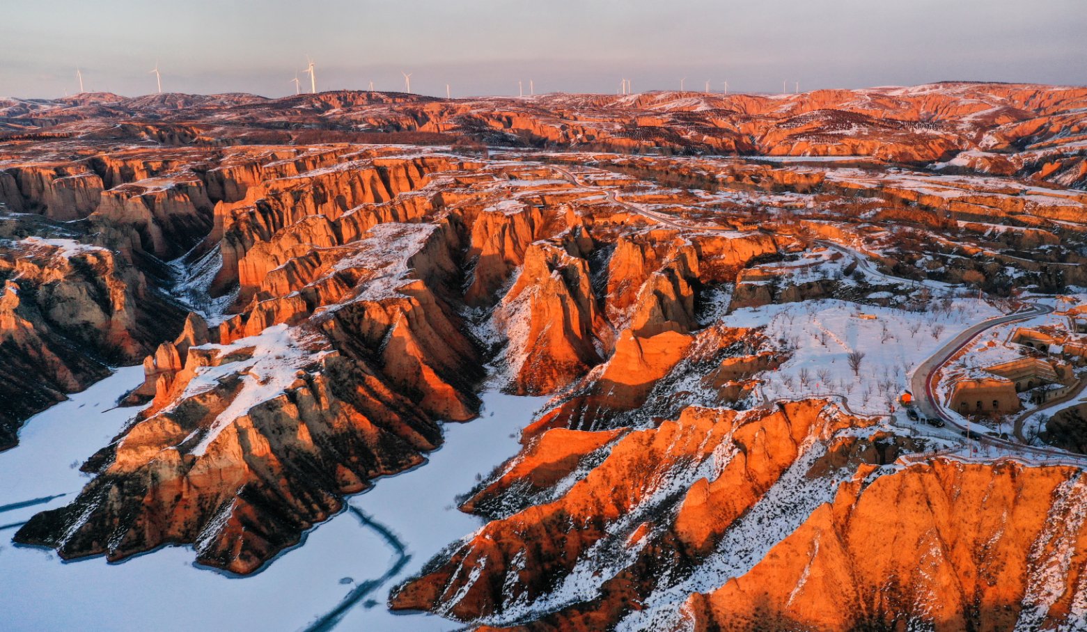 12月3日拍攝的雪後初霽的陜西省榆林市麻黃梁黃土地質公園（無人機照片）。（新華社）