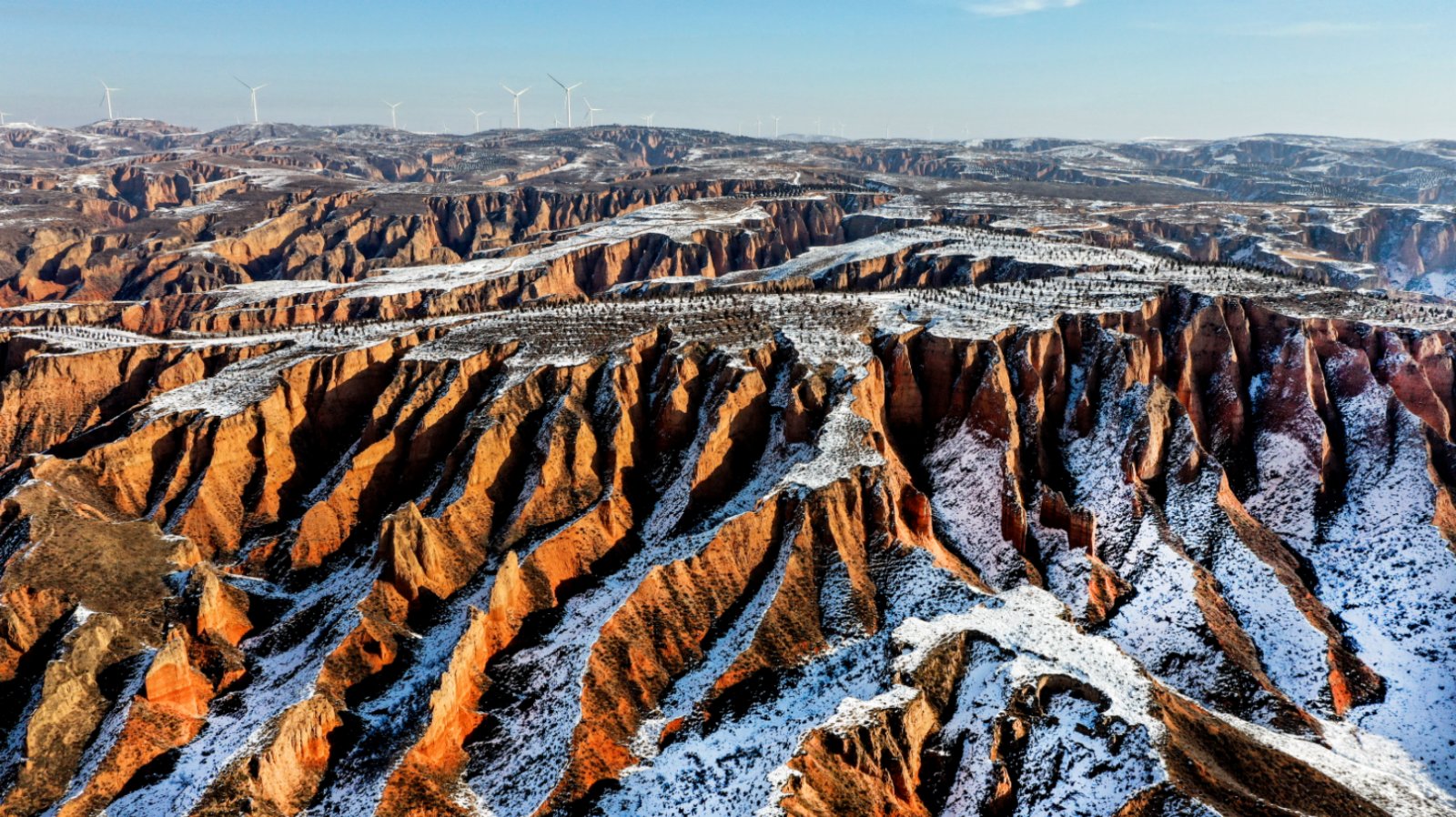 12月3日拍攝的雪後初霽的陜西省榆林市麻黃梁黃土地質公園（無人機照片）。（新華社）
