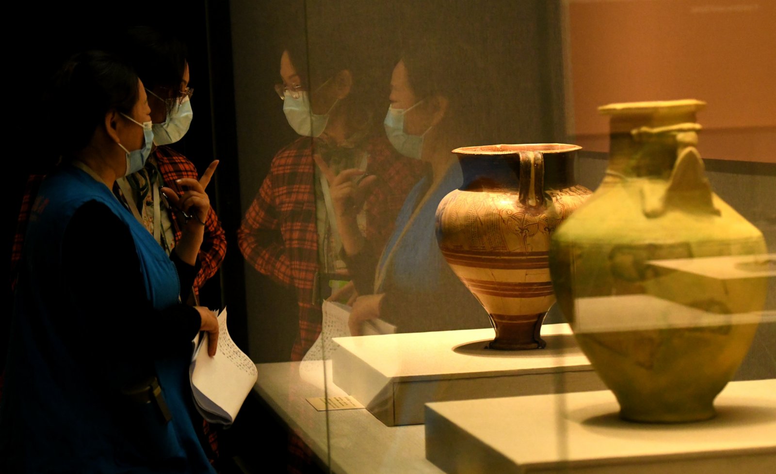 12月6日，觀眾在河北博物院參觀《同在東方——亞洲古代文明展》。（新華社）