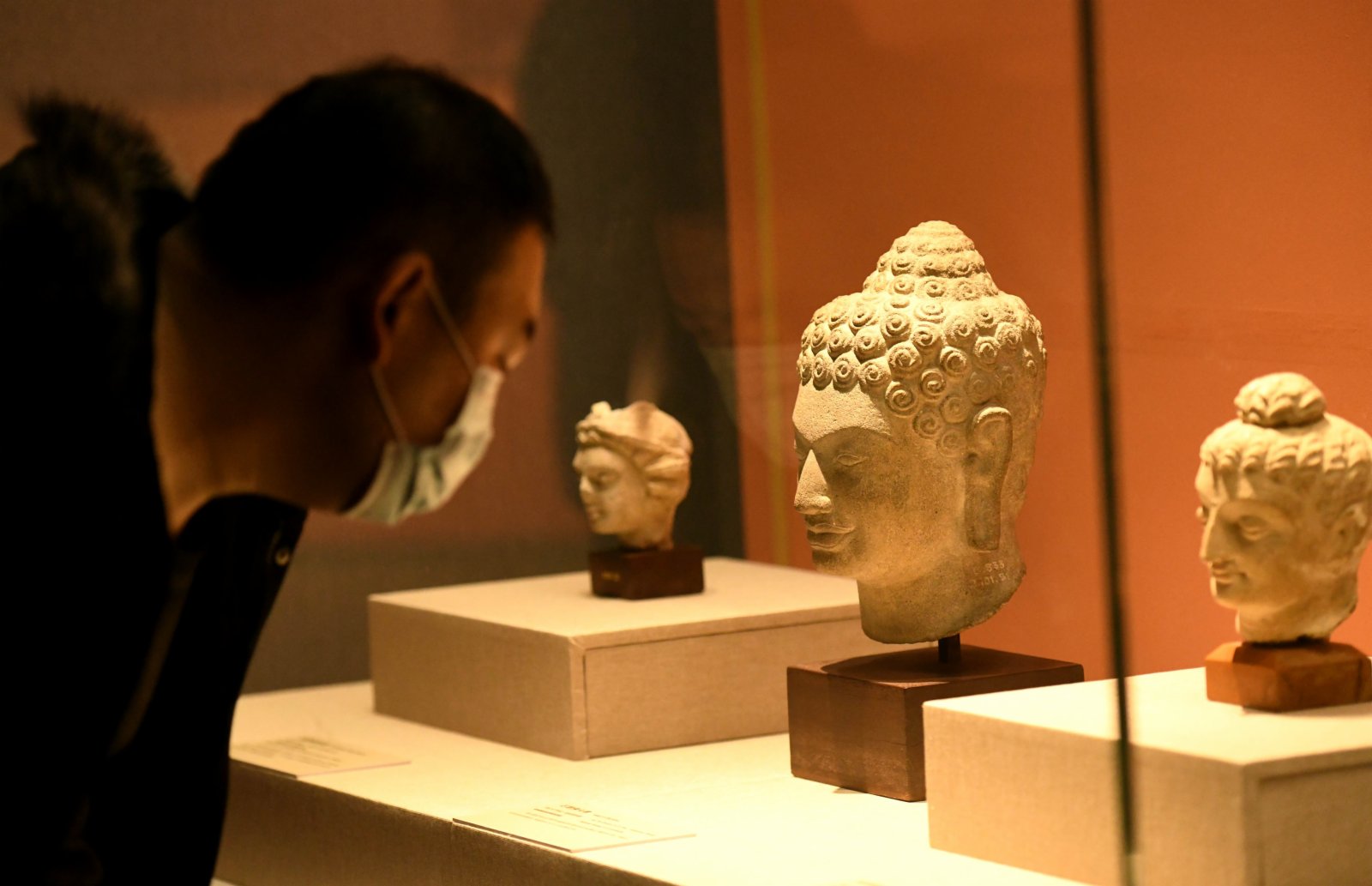 12月6日，觀眾在河北博物院參觀《同在東方——亞洲古代文明展》。（新華社）