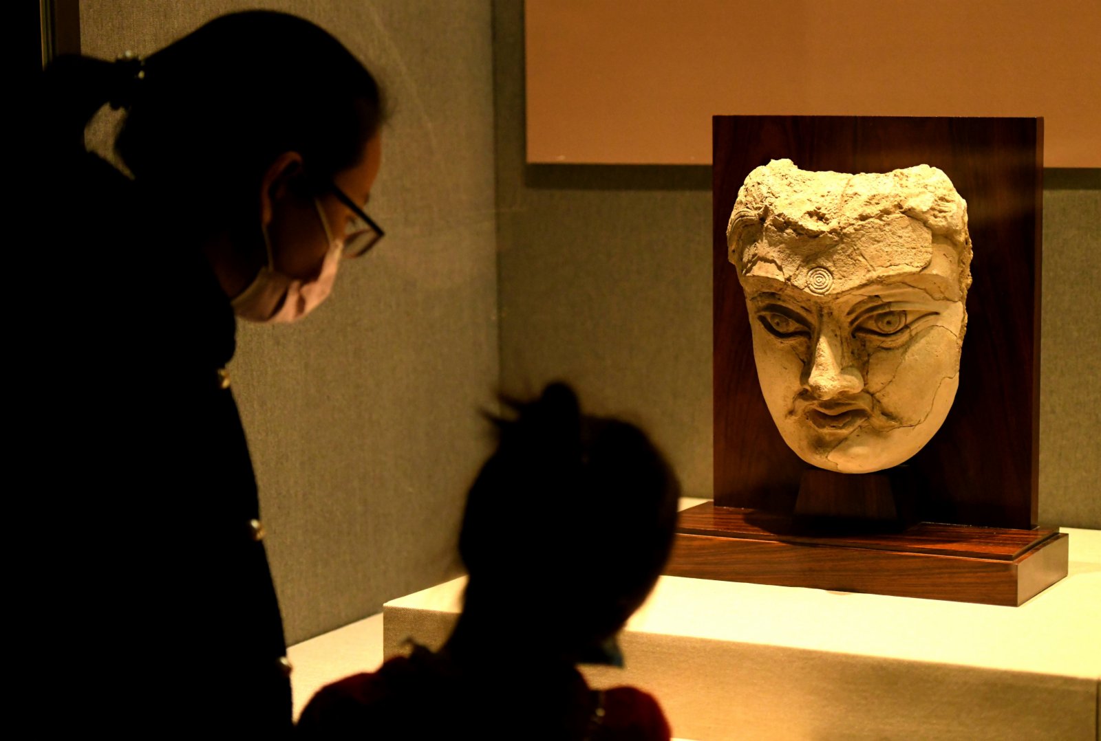 12月6日，觀眾在河北博物院參觀《同在東方——亞洲古代文明展》。（新華社）