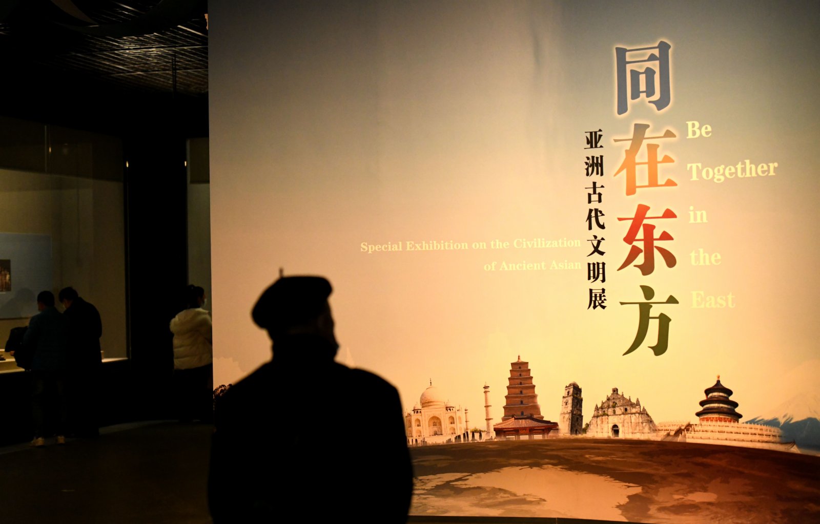 12月6日，觀眾在河北博物院參觀《同在東方——亞洲古代文明展》。（新華社）