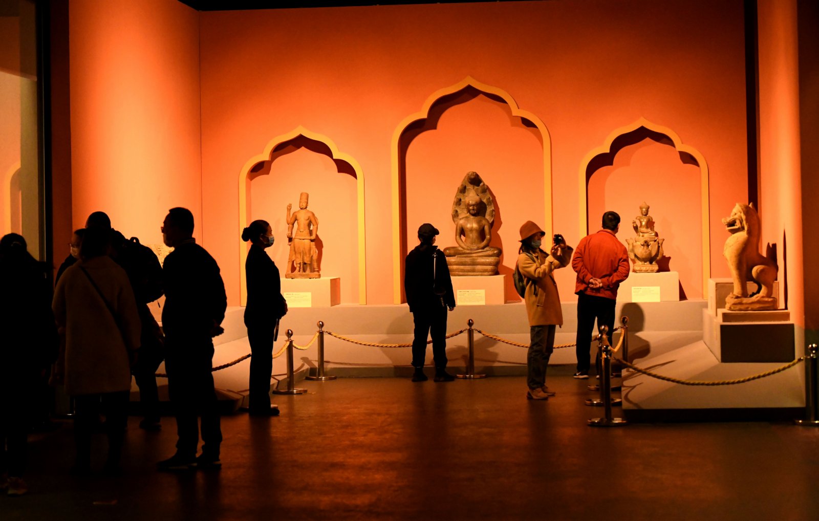12月6日，觀眾在河北博物院參觀《同在東方——亞洲古代文明展》。（新華社）