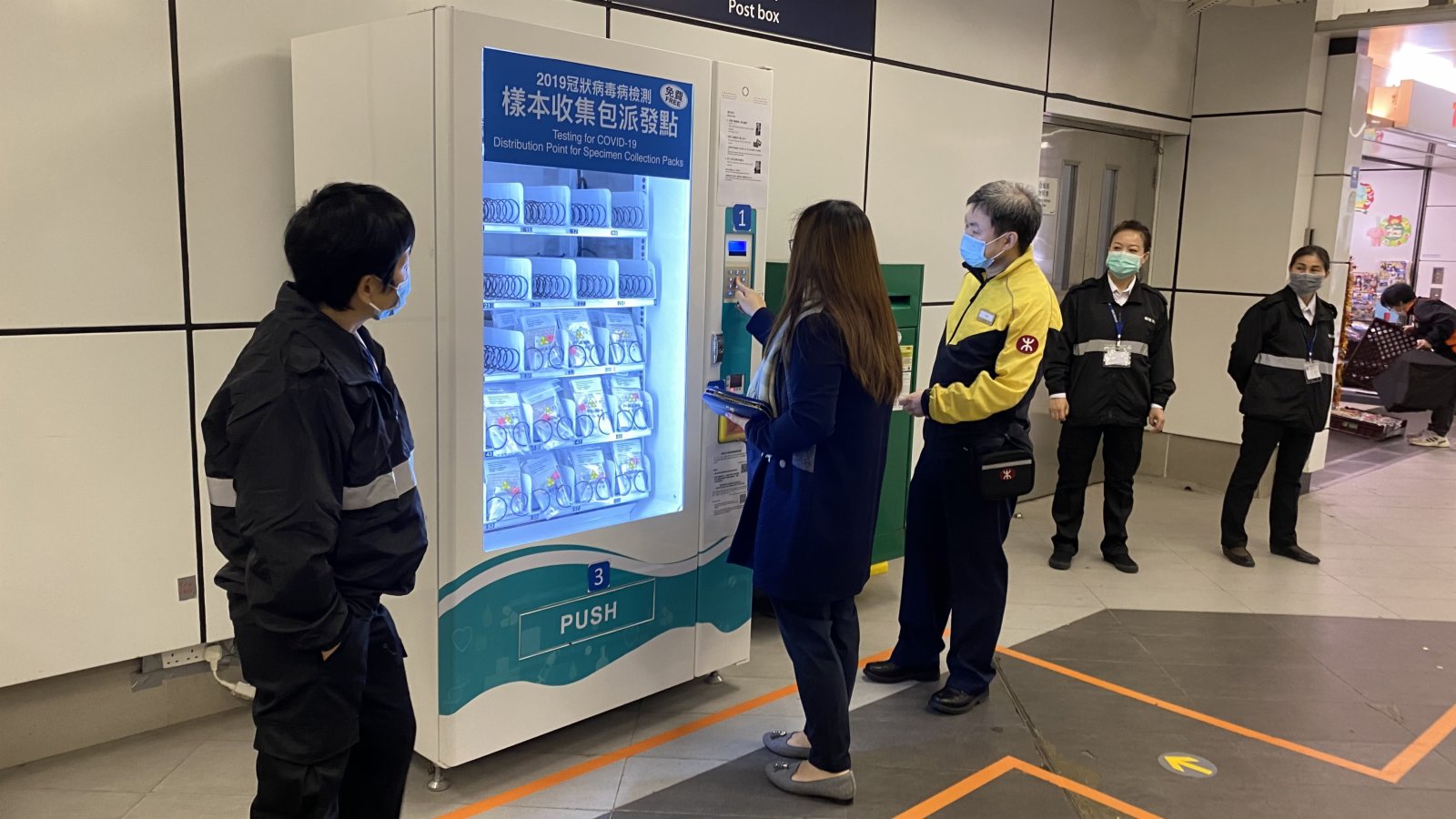 港鐵今日起在10個港鐵站設置自動派發機，市民可於車站營運時間到相關車站，以八達通自行免費領取樣本收集包，每人限取一包。