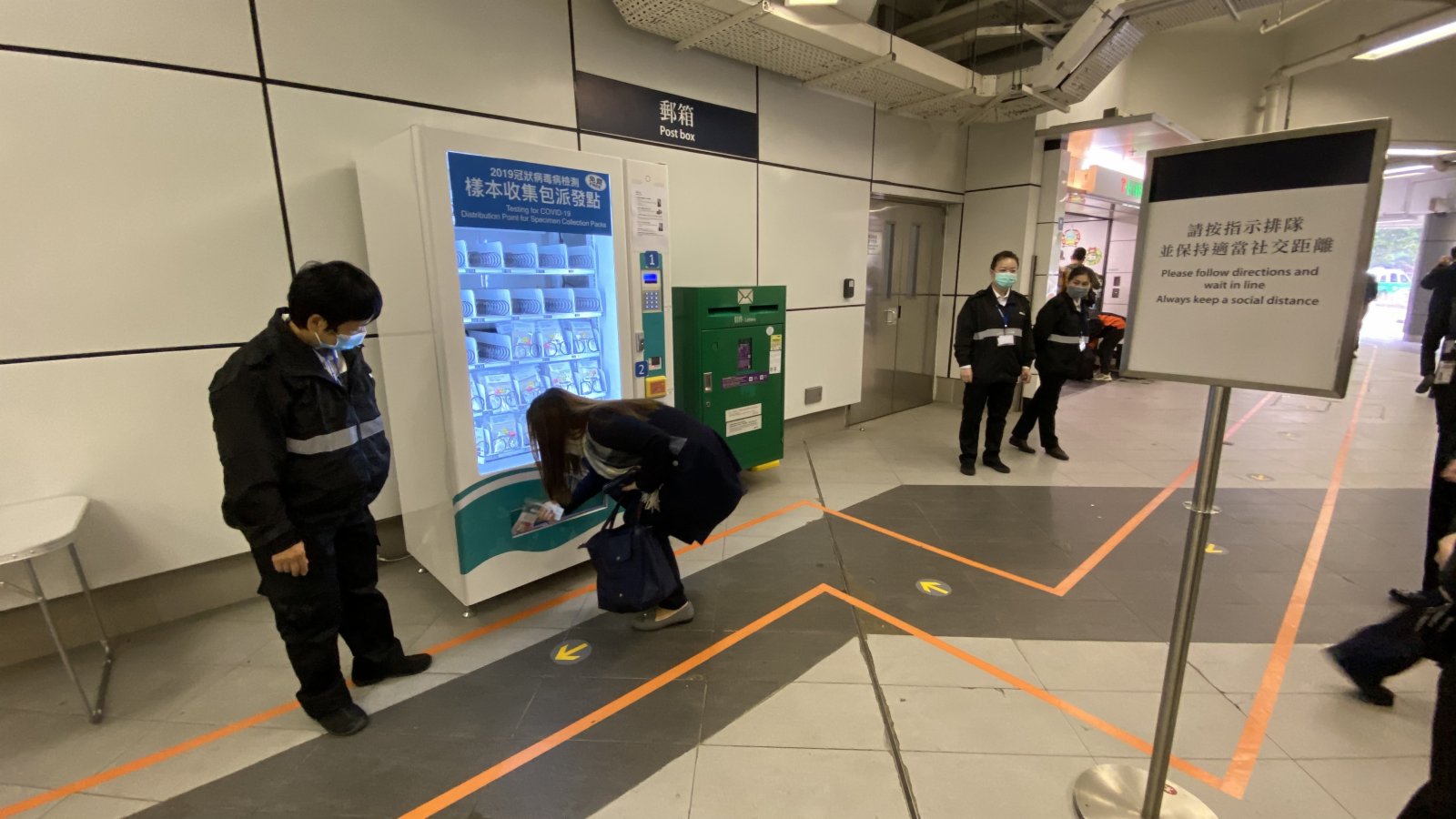 港鐵今日起在10個港鐵站設置自動派發機，市民可於車站營運時間到相關車站，以八達通自行免費領取樣本收集包，每人限取一包。