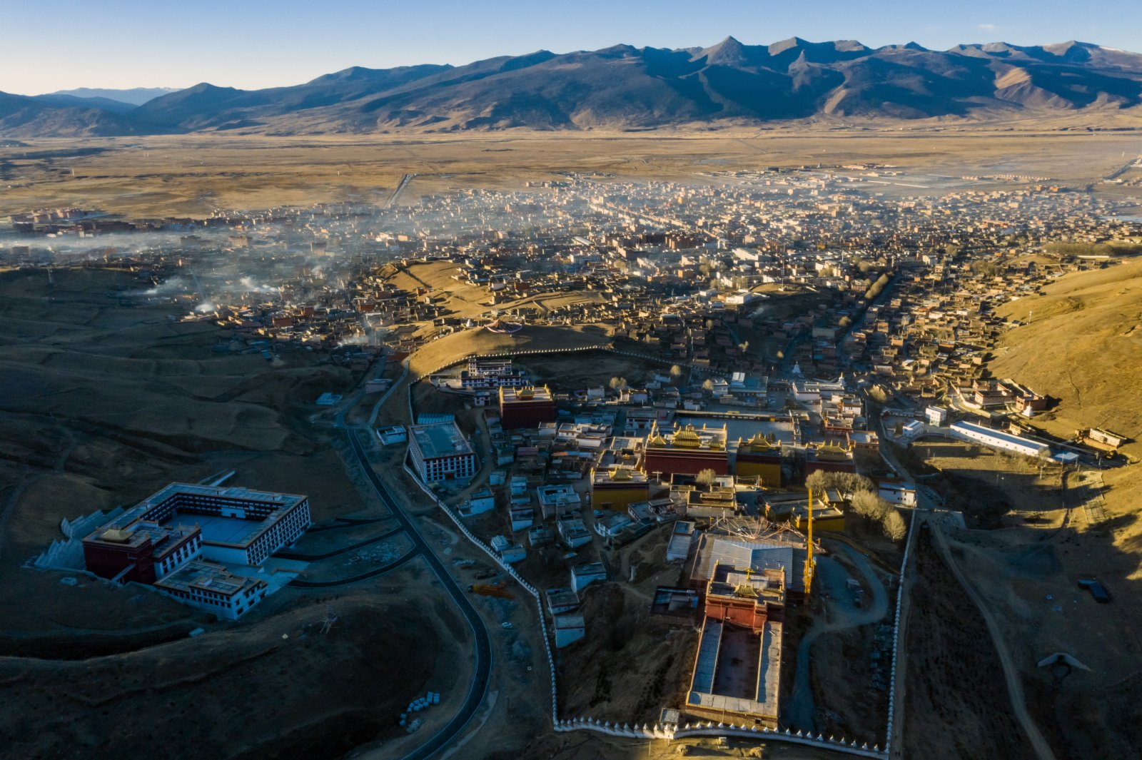 這是沐浴在晨曦中的丁真家鄉——理塘縣城。當地通過老城區改造等一系列措施，打造出著名景區「千戶藏寨」，包括勒通古鎮、仁康古街、長青春科爾寺等，集中展現了理塘的歷史文化魅力。