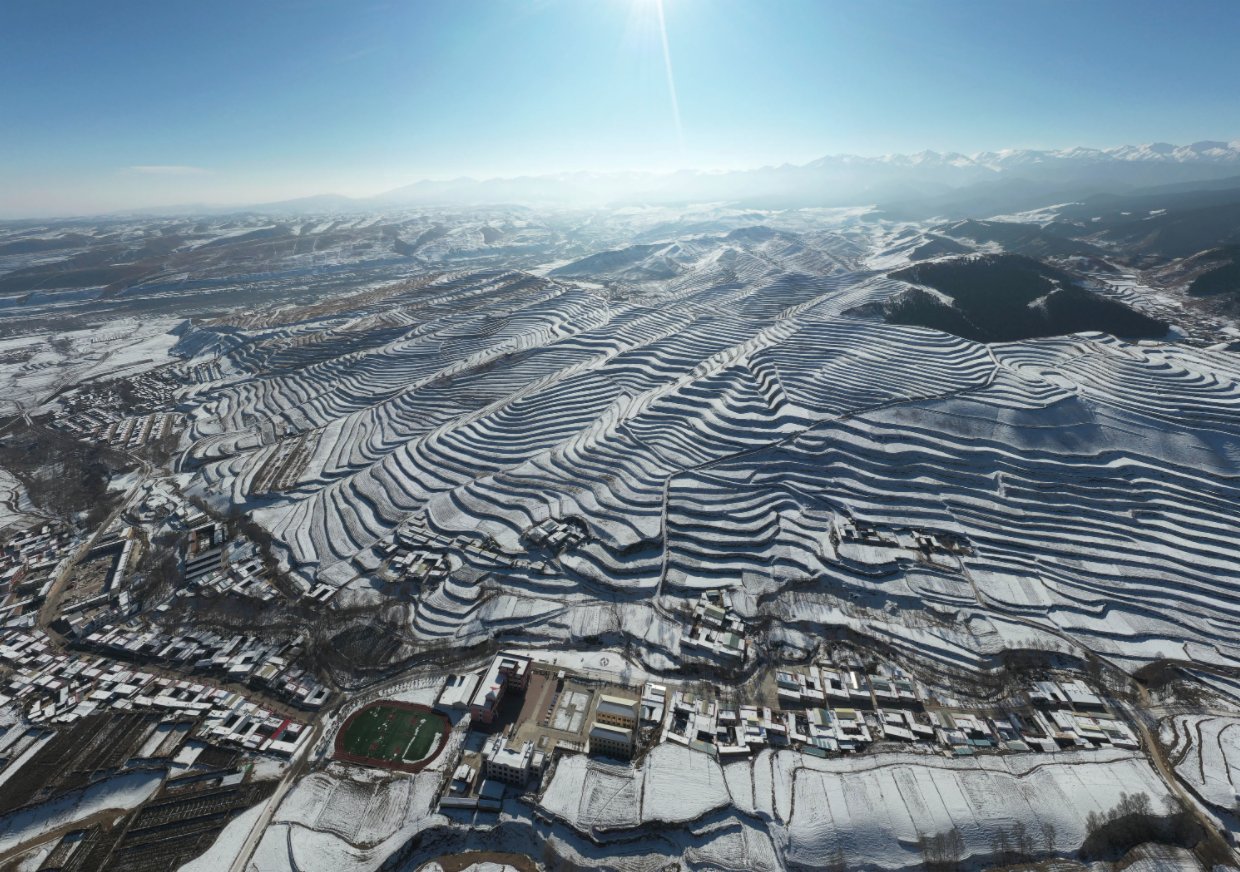 12月7日拍攝的甘肅天祝藏族自治縣大紅溝鎮的梯田雪景（無人機照片）。（新華社）