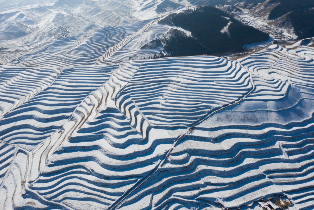12月7日拍攝的甘肅天祝藏族自治縣大紅溝鎮的梯田雪景（無人機照片）。（新華社）