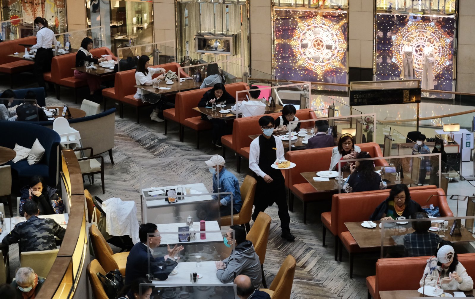 圖為香港中環一間正在提供堂食的餐廳。（香港中通社）