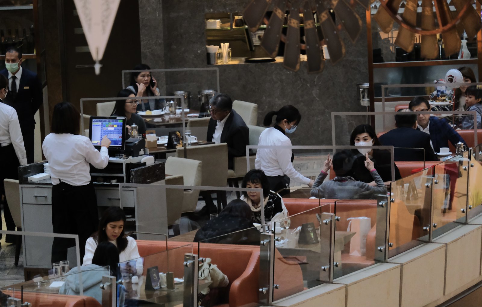 圖為香港中環一間正在提供堂食的餐廳。（香港中通社）