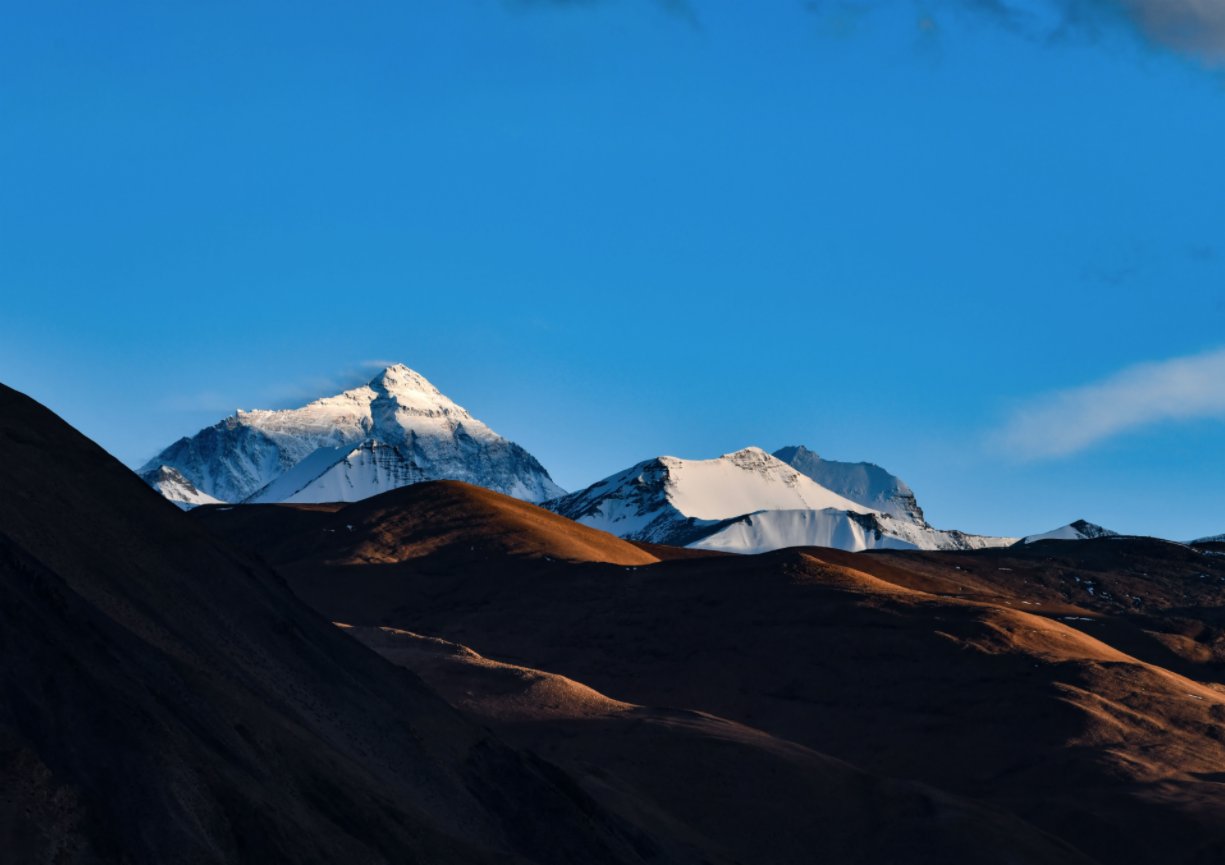 拍攝的夕陽下的珠峰。（4月22日攝）。（新華社）