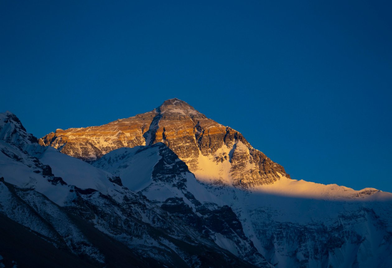 拍攝的夕陽下的珠峰。（4月22日攝）。（新華社）