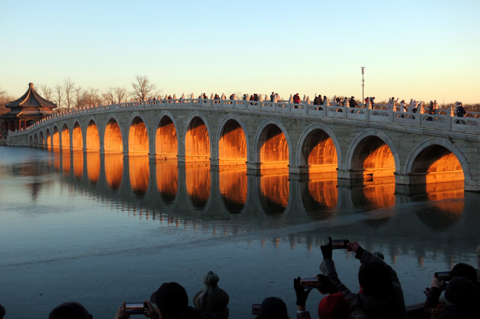 頤和園十七孔橋上演「金光穿洞」景觀，吸引眾多遊客前往參觀拍攝。 中新社