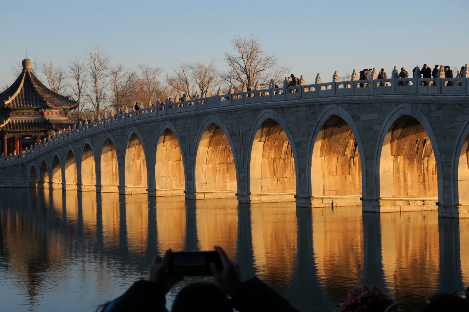 12月7日，中國傳統二十四節氣中的大雪，北京當日天氣晴好，頤和園十七孔橋上演「金光穿洞」景觀。 中新社