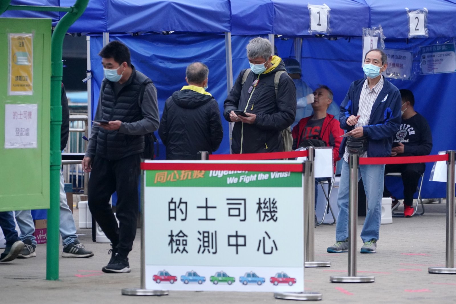 12月9日，多位的士司機在香港柴灣一個的士司機專屬檢測中心排隊檢測。中新社