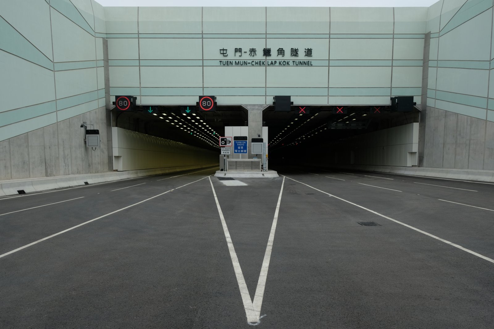 屯門─赤鱲角隧道是連接屯門南和港珠澳大橋香港口岸人工島的海底行車隧道。通車後,新界西北居民可經屯門南直到大嶼山、港珠澳大橋北上,為香港國際機場和大嶼山整個區域提供快捷、方便的通道。(大公文匯全媒體記者麥鈞傑攝) 屯門─赤鱲角隧道是連接屯門南和港珠澳大橋香港口岸人工島的海底行車隧道。通車後,新界西北居民可經屯門南直到大嶼山、港珠澳大橋北上,為香港國際機場和大嶼山整個區域提供快捷、方便的通道。(大公文匯全媒體記者麥鈞傑攝)