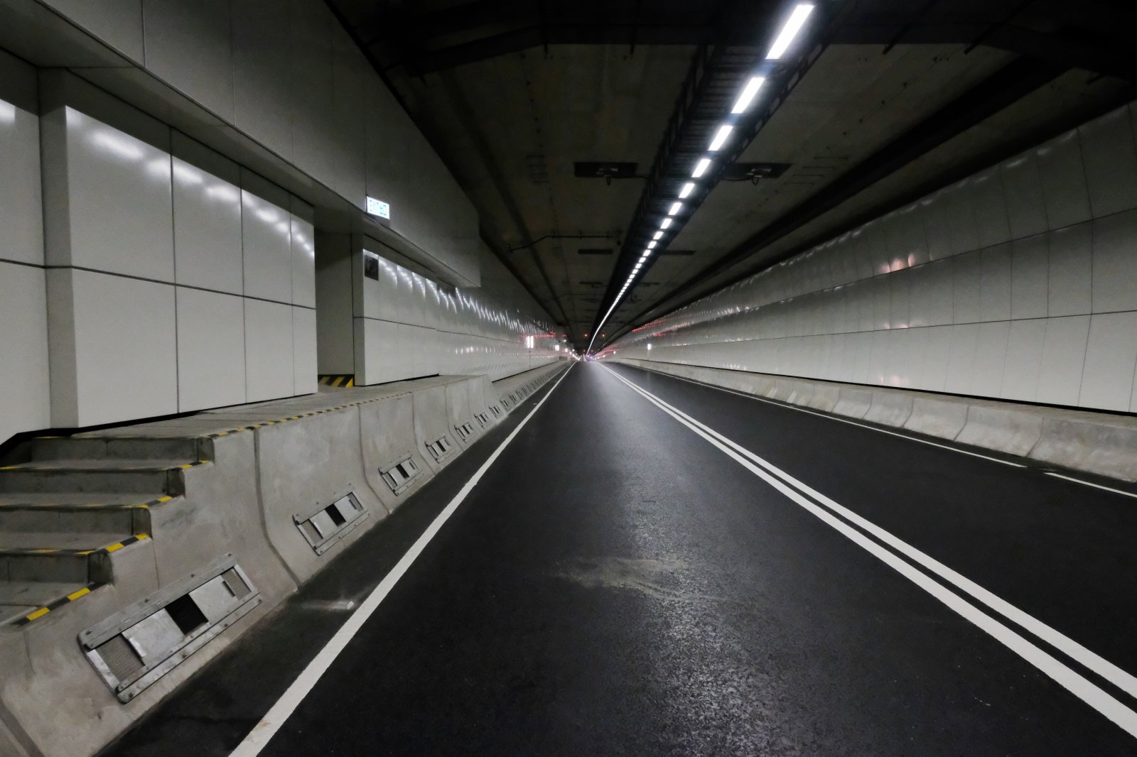 屯門─赤鱲角隧道是連接屯門南和港珠澳大橋香港口岸人工島的海底行車隧道。通車後,新界西北居民可經屯門南直到大嶼山、港珠澳大橋北上,為香港國際機場和大嶼山整個區域提供快捷、方便的通道。(大公文匯全媒體記者麥鈞傑攝) 屯門─赤鱲角隧道是連接屯門南和港珠澳大橋香港口岸人工島的海底行車隧道。通車後,新界西北居民可經屯門南直到大嶼山、港珠澳大橋北上,為香港國際機場和大嶼山整個區域提供快捷、方便的通道。(大公文匯全媒體記者麥鈞傑攝)
