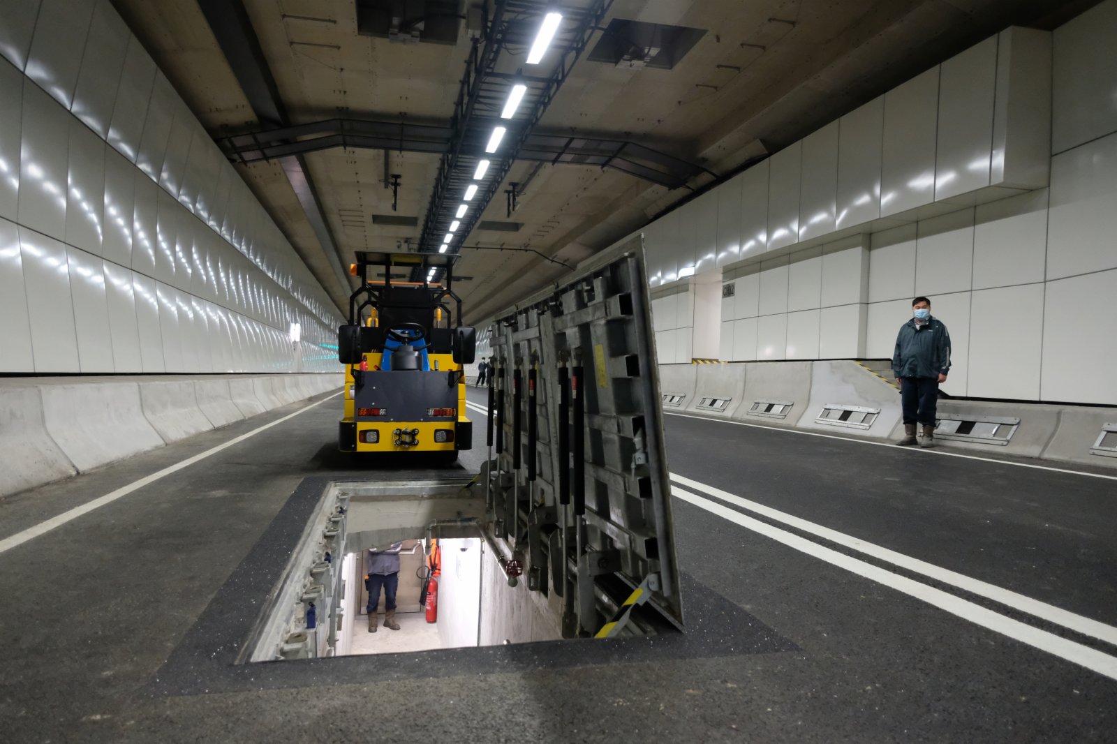 屯門─赤鱲角隧道是連接屯門南和港珠澳大橋香港口岸人工島的海底行車隧道。通車後,新界西北居民可經屯門南直到大嶼山、港珠澳大橋北上,為香港國際機場和大嶼山整個區域提供快捷、方便的通道。(大公文匯全媒體記者麥鈞傑攝) 屯門─赤鱲角隧道是連接屯門南和港珠澳大橋香港口岸人工島的海底行車隧道。通車後,新界西北居民可經屯門南直到大嶼山、港珠澳大橋北上,為香港國際機場和大嶼山整個區域提供快捷、方便的通道。(大公文匯全媒體記者麥鈞傑攝)