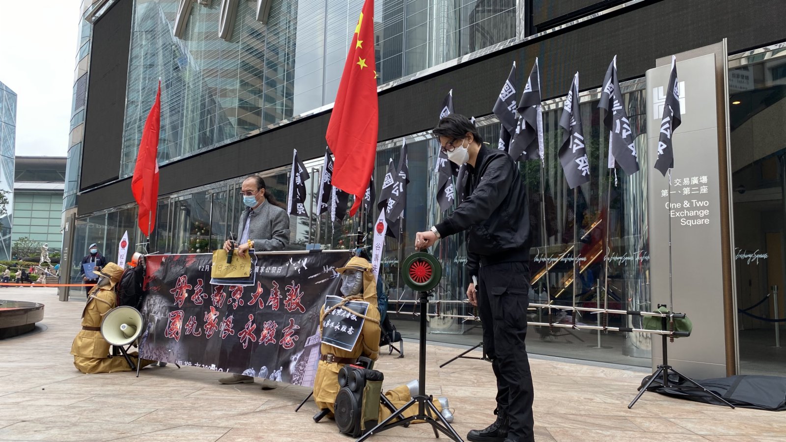 今日是南京大屠殺死難者國家公祭日,有多個團體到日本駐港領事館前抗議,並撕毀象征日本軍國主義的「旭日旗」。(大公文匯全媒體記者攝) 今日是南京大屠殺死難者國家公祭日,有多個團體到日本駐港領事館前抗議,並撕毀象征日本軍國主義的「旭日旗」。(大公文匯全媒體記者攝)
