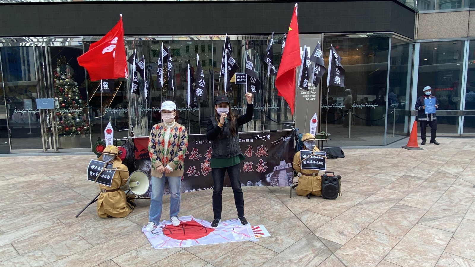 今日是南京大屠殺死難者國家公祭日,有多個團體到日本駐港領事館前抗議,並撕毀象征日本軍國主義的「旭日旗」。(大公文匯全媒體記者攝) 今日是南京大屠殺死難者國家公祭日,有多個團體到日本駐港領事館前抗議,並撕毀象征日本軍國主義的「旭日旗」。(大公文匯全媒體記者攝)