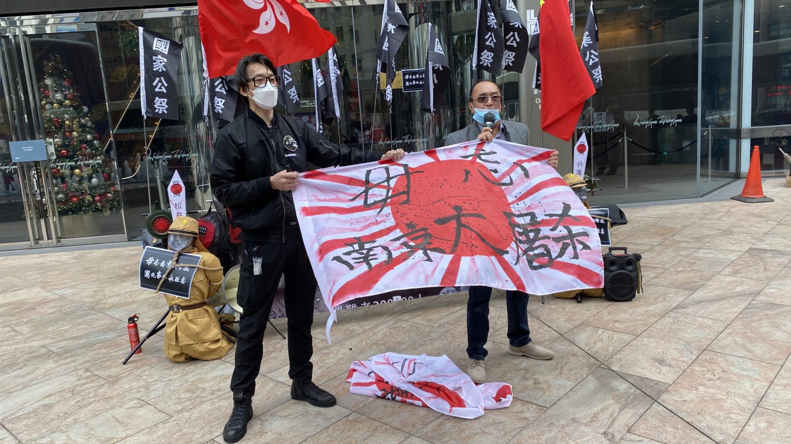 今日是南京大屠殺死難者國家公祭日,有多個團體到日本駐港領事館前抗議,並撕毀象征日本軍國主義的「旭日旗」。(大公文匯全媒體記者攝) 今日是南京大屠殺死難者國家公祭日,有多個團體到日本駐港領事館前抗議,並撕毀象征日本軍國主義的「旭日旗」。(大公文匯全媒體記者攝)