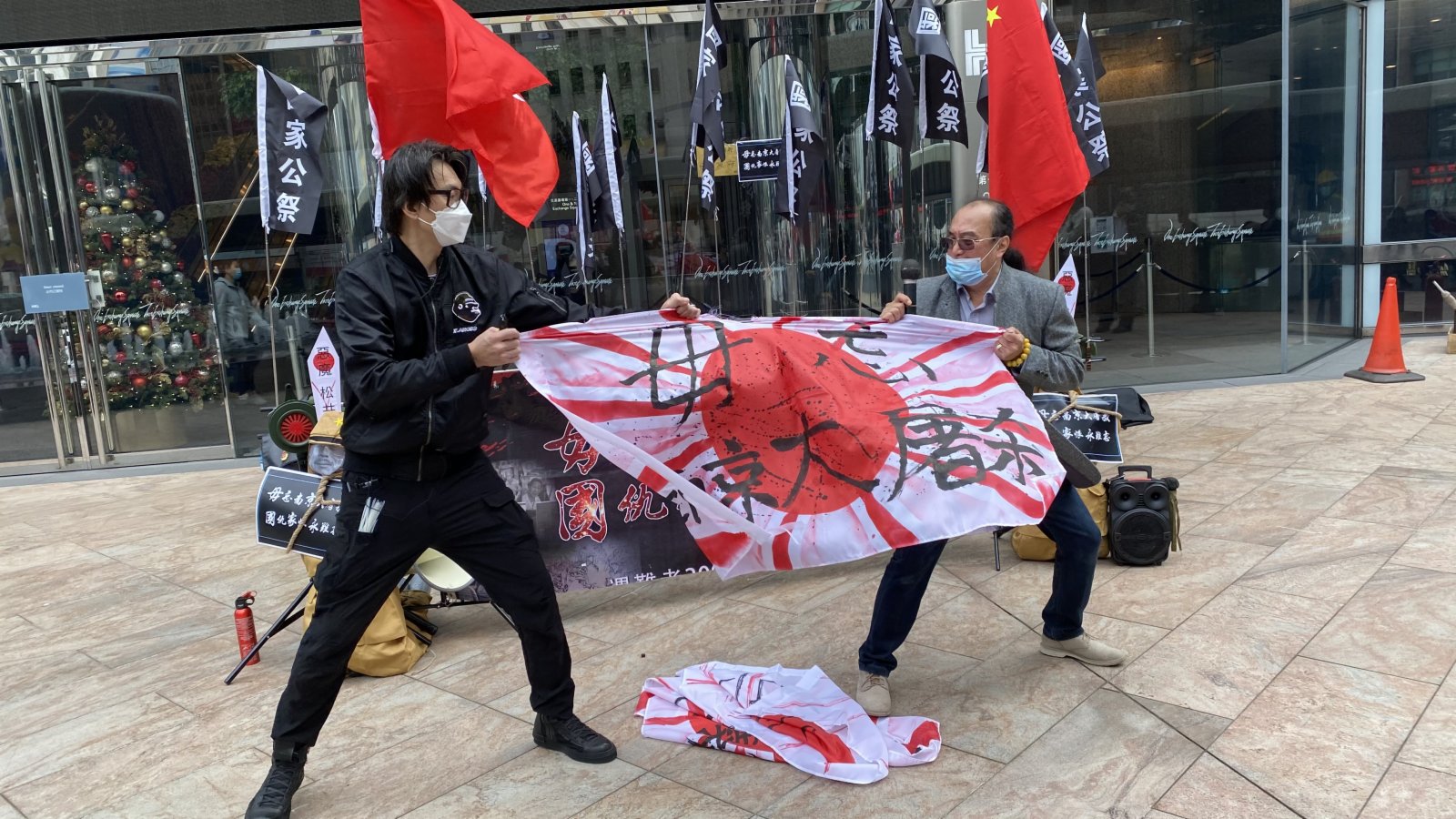 今日是南京大屠殺死難者國家公祭日,有多個團體到日本駐港領事館前抗議,並撕毀象征日本軍國主義的「旭日旗」。(大公文匯全媒體記者攝) 今日是南京大屠殺死難者國家公祭日,有多個團體到日本駐港領事館前抗議,並撕毀象征日本軍國主義的「旭日旗」。(大公文匯全媒體記者攝)