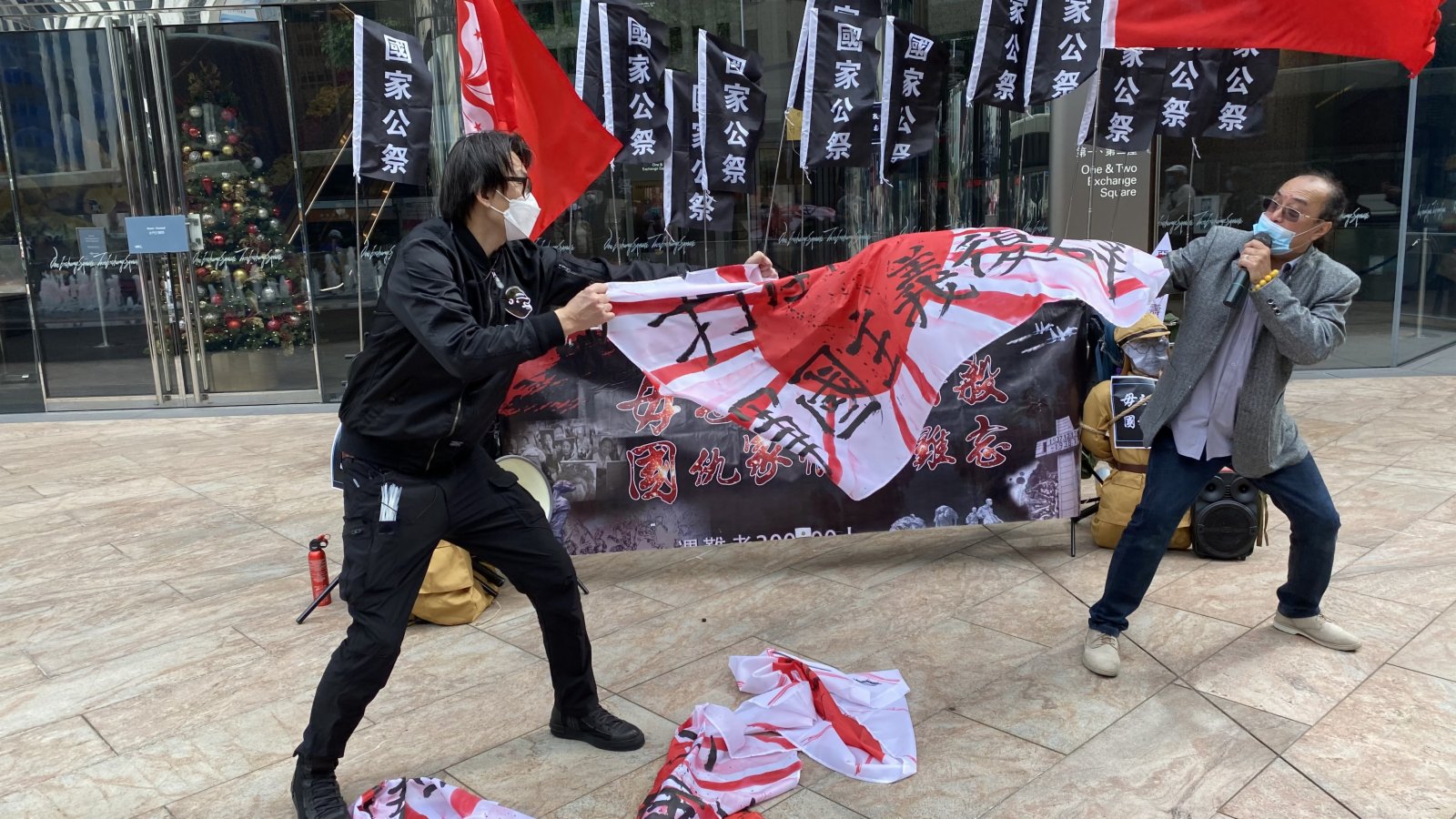 今日是南京大屠殺死難者國家公祭日,有多個團體到日本駐港領事館前抗議,並撕毀象征日本軍國主義的「旭日旗」。(大公文匯全媒體記者攝) 今日是南京大屠殺死難者國家公祭日,有多個團體到日本駐港領事館前抗議,並撕毀象征日本軍國主義的「旭日旗」。(大公文匯全媒體記者攝)