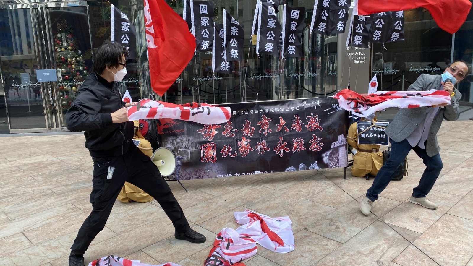 今日是南京大屠殺死難者國家公祭日,有多個團體到日本駐港領事館前抗議,並撕毀象征日本軍國主義的「旭日旗」。(大公文匯全媒體記者攝) 今日是南京大屠殺死難者國家公祭日,有多個團體到日本駐港領事館前抗議,並撕毀象征日本軍國主義的「旭日旗」。(大公文匯全媒體記者攝)