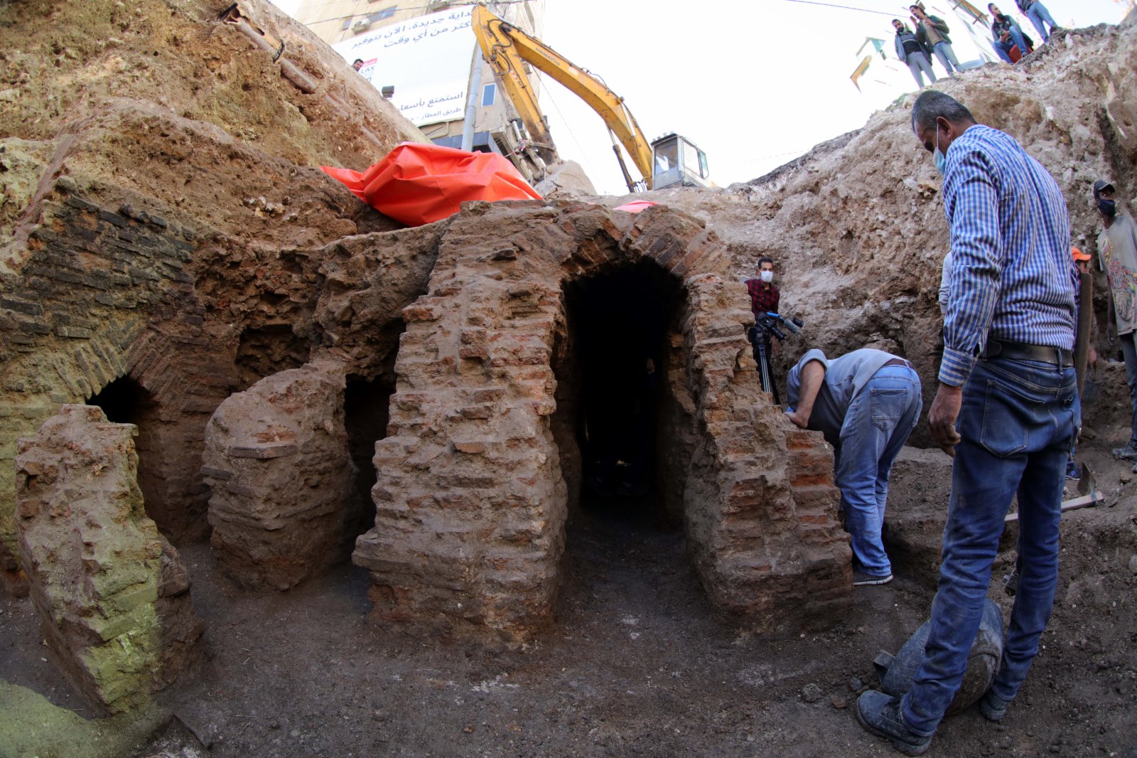 12月14日，在約旦首都安曼，考古人員在遺址挖掘現場工作。
