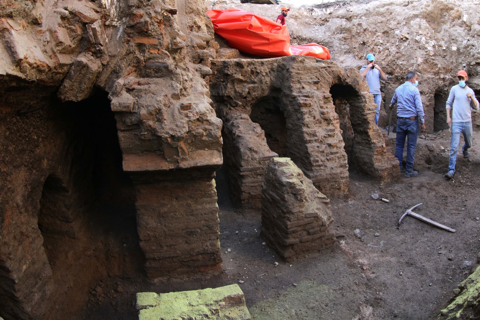 12月14日，在約旦首都安曼，考古人員在遺址挖掘現場工作。