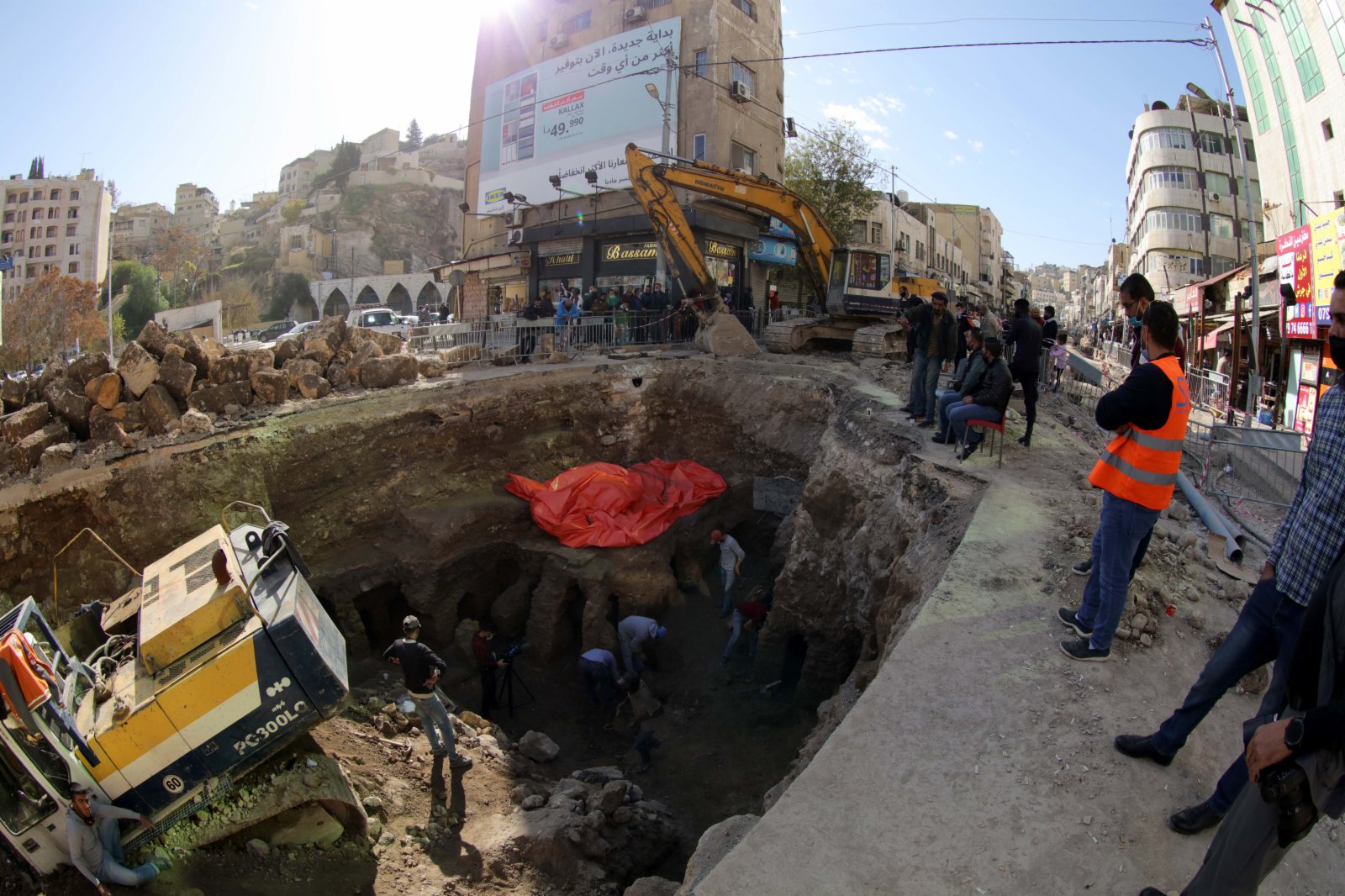 12月14日，在約旦首都安曼，考古人員在遺址挖掘現場工作。