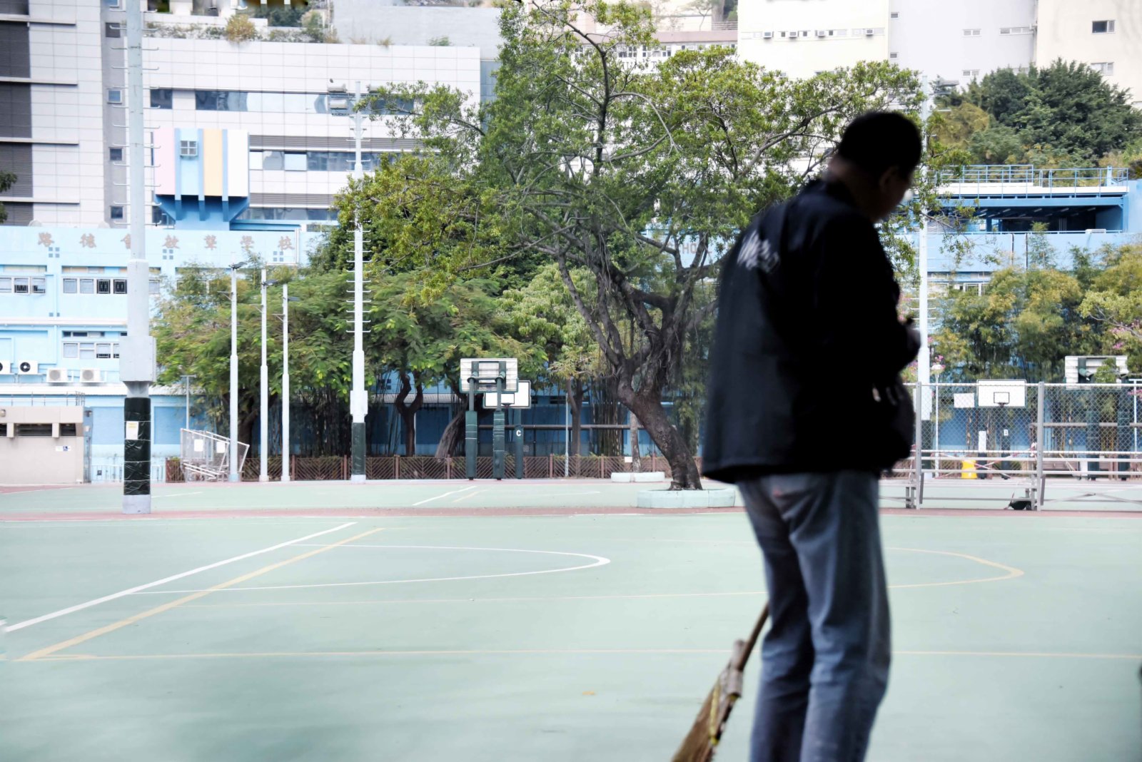 疫情使環境公共衞生需求變大，清潔行業市場份額隨之增加，部分失業的航空業、旅遊業人士亦成為清潔人員，該行業實現「逆市增長」。（香港中通社圖片）