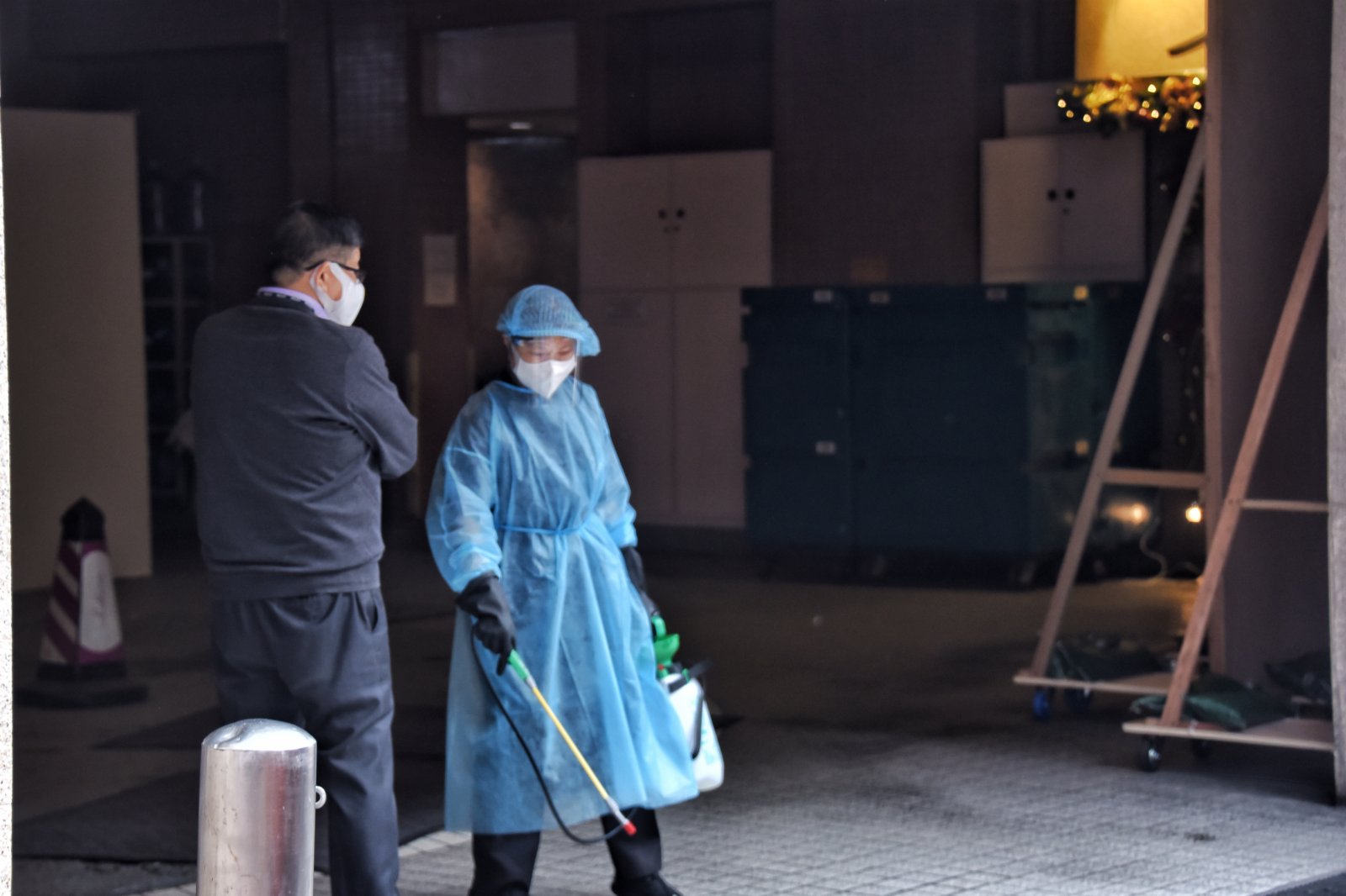 疫情使環境公共衞生需求變大，清潔行業市場份額隨之增加，部分失業的航空業、旅遊業人士亦成為清潔人員，該行業實現「逆市增長」。（香港中通社圖片）