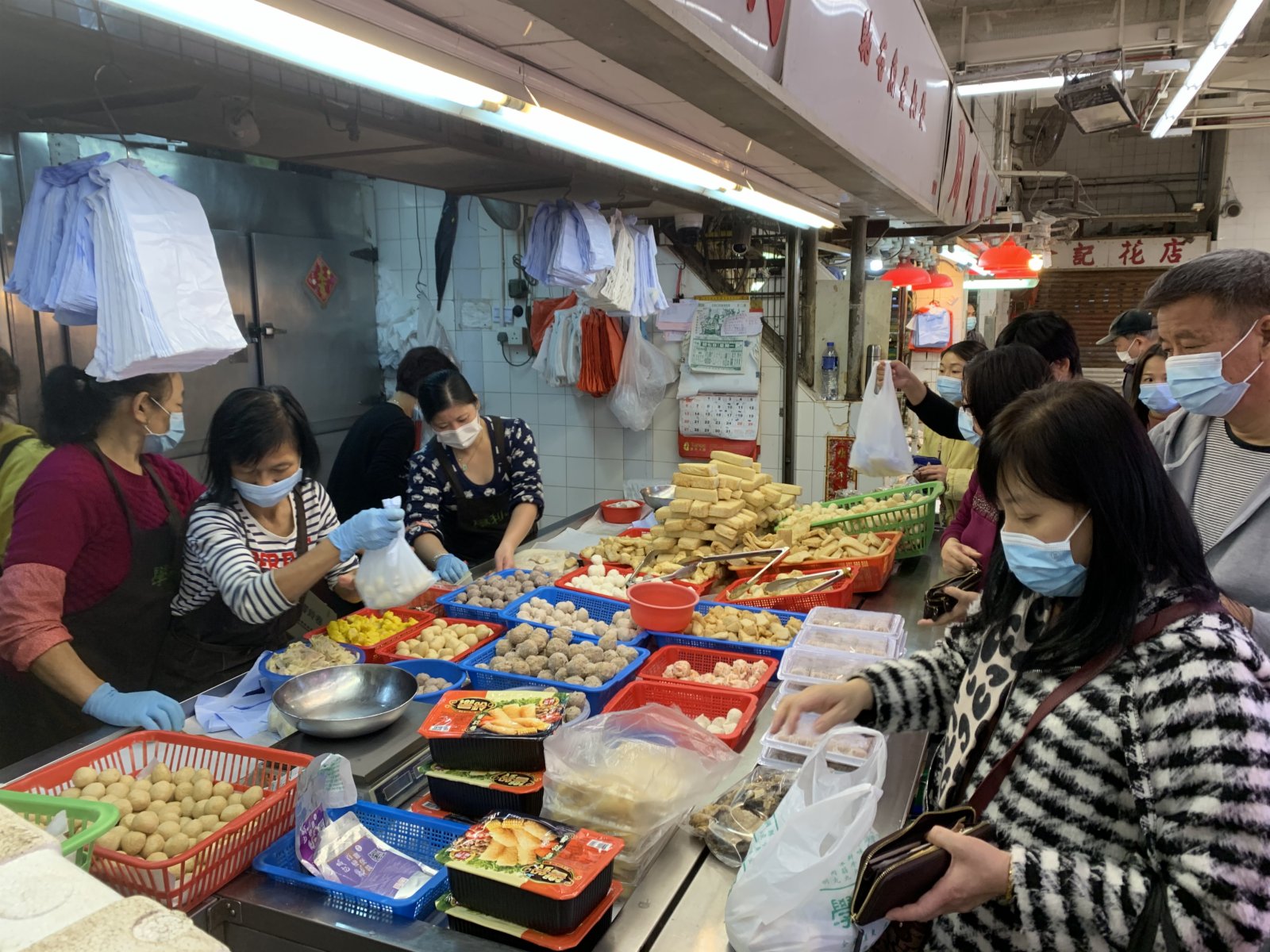 元朗同益街市,市民挑選冬至食材。(大公文匯全媒體記者 攝) 元朗同益街市,市民挑選冬至食材。(大公文匯全媒體記者 攝)