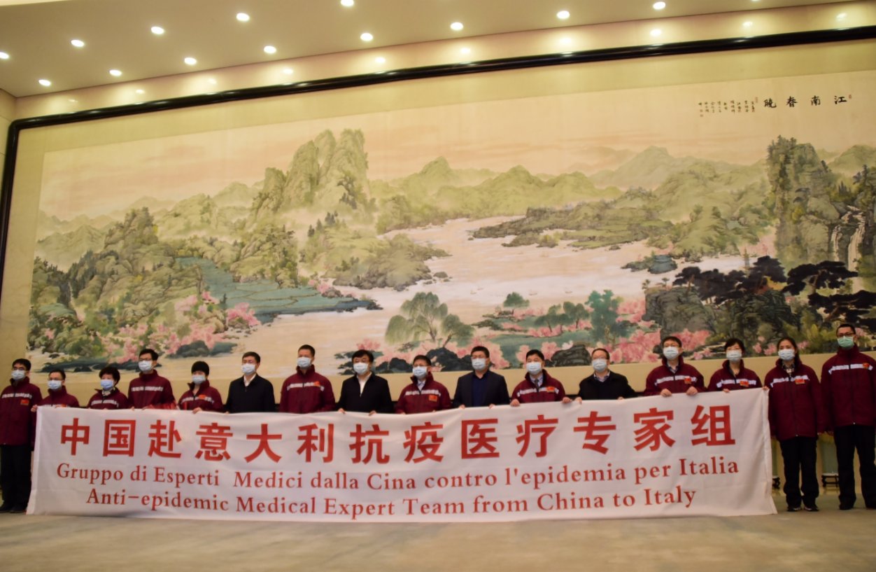 3月17日,浙江省組建的中國抗疫醫療專家組一行12人啟程赴意大利協助應對疫情。這是抗疫醫療專家組成員出征前合影留念。(新華社) 3月17日,浙江省組建的中國抗疫醫療專家組一行12人啟程赴意大利協助應對疫情。這是抗疫醫療專家組成員出征前合影留念。(新華社)