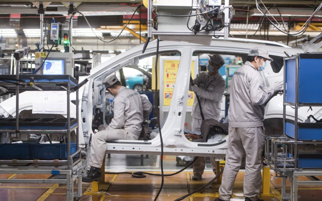 3月24日,工人在湖北武漢東風乘用車公司工廠總裝車間的流水線上作業。3月下旬左右,武漢各企業開始陸續復工復產。(新華社) 3月24日,工人在湖北武漢東風乘用車公司工廠總裝車間的流水線上作業。3月下旬左右,武漢各企業開始陸續復工復產。(新華社)