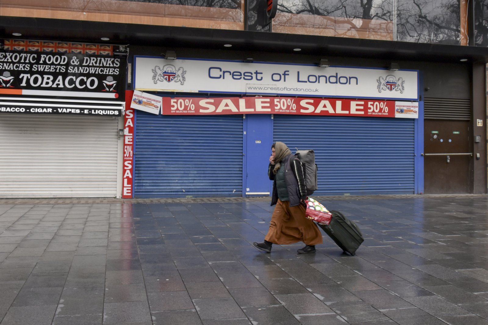 當地時間2020年12月22日，英國倫敦，「封城」之後街頭人跡罕至，少數行人出行佩戴口罩。