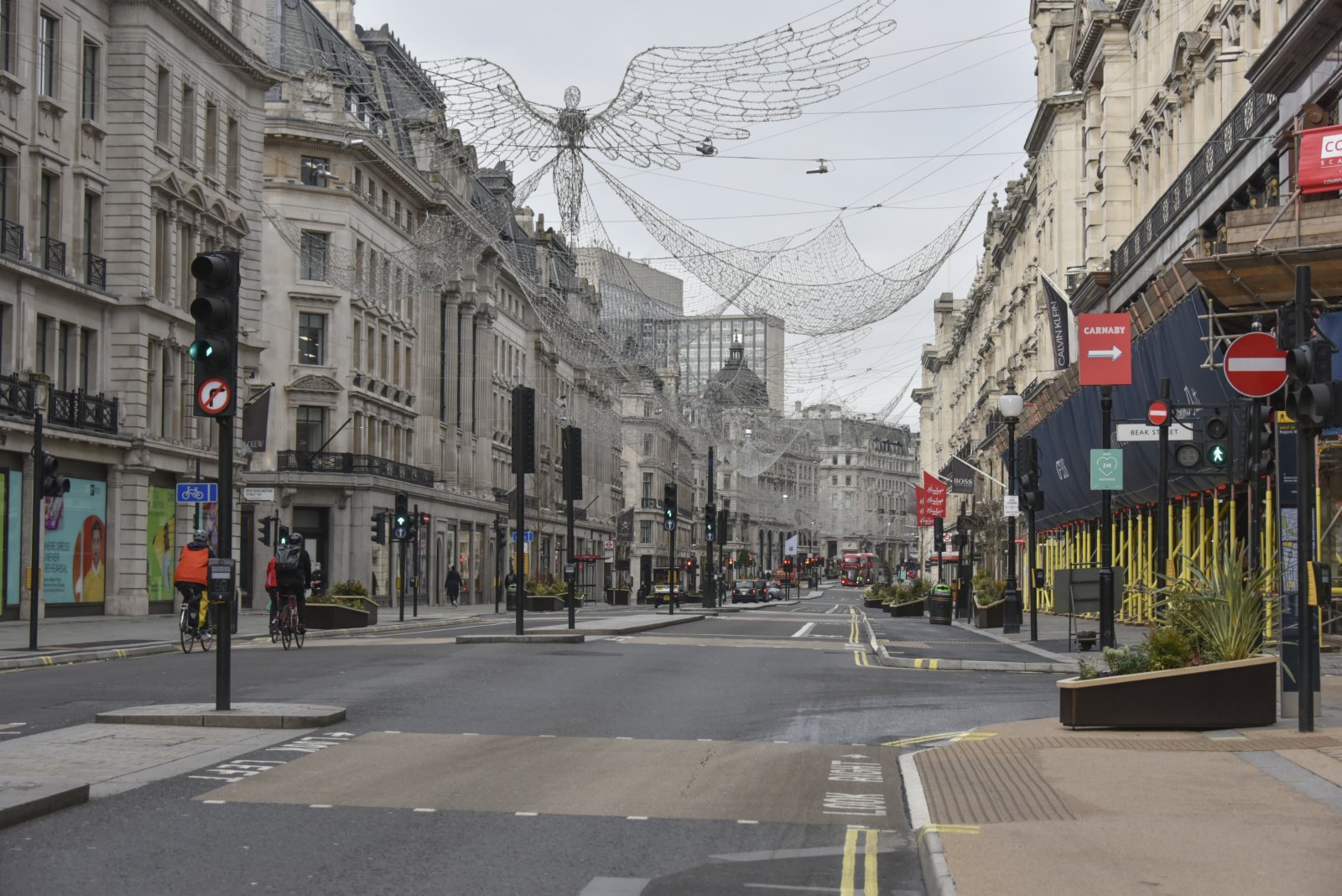 當地時間2020年12月22日，英國倫敦，「封城」之後街頭人跡罕至，少數行人出行佩戴口罩。