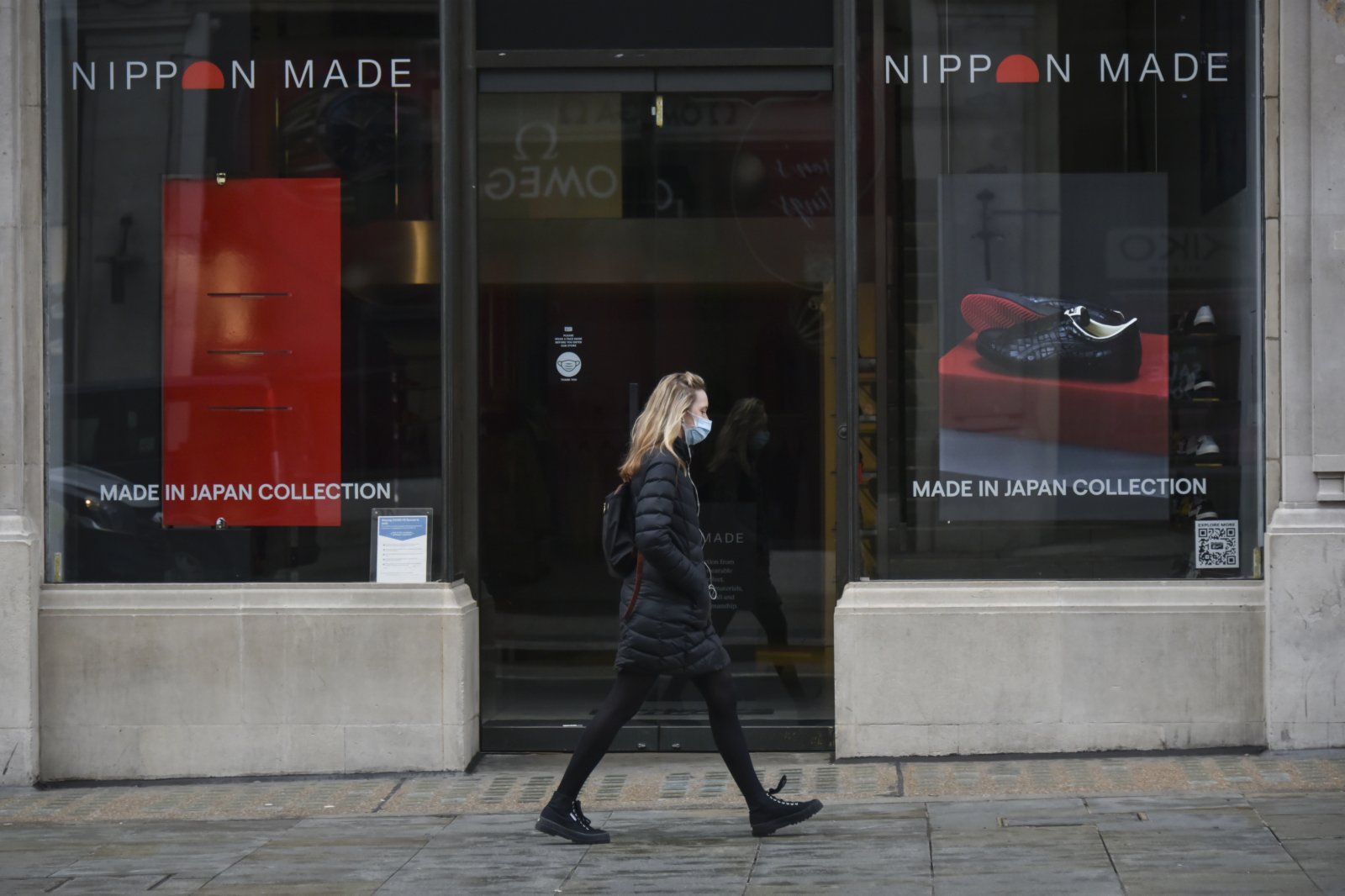 當地時間2020年12月22日，英國倫敦，「封城」之後街頭人跡罕至，少數行人出行佩戴口罩。